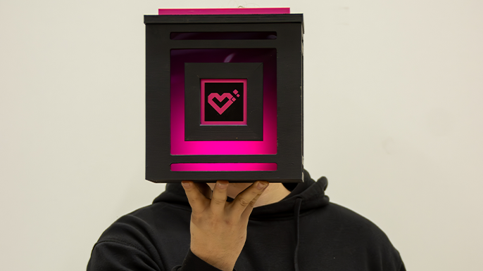 Foto einer Mysterbox vor einer Person